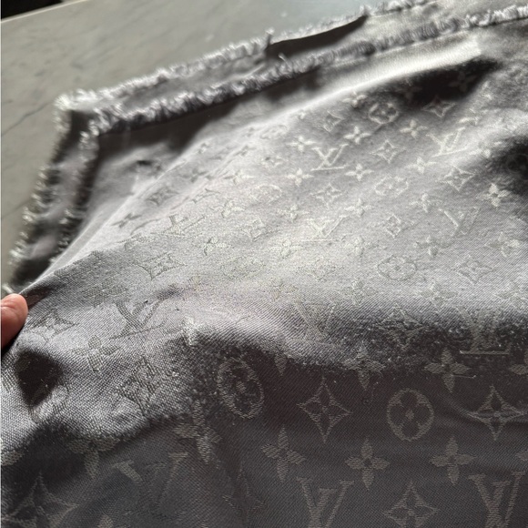 Louis Vuitton Monogram Shine Shawl - Picture 10 of 13